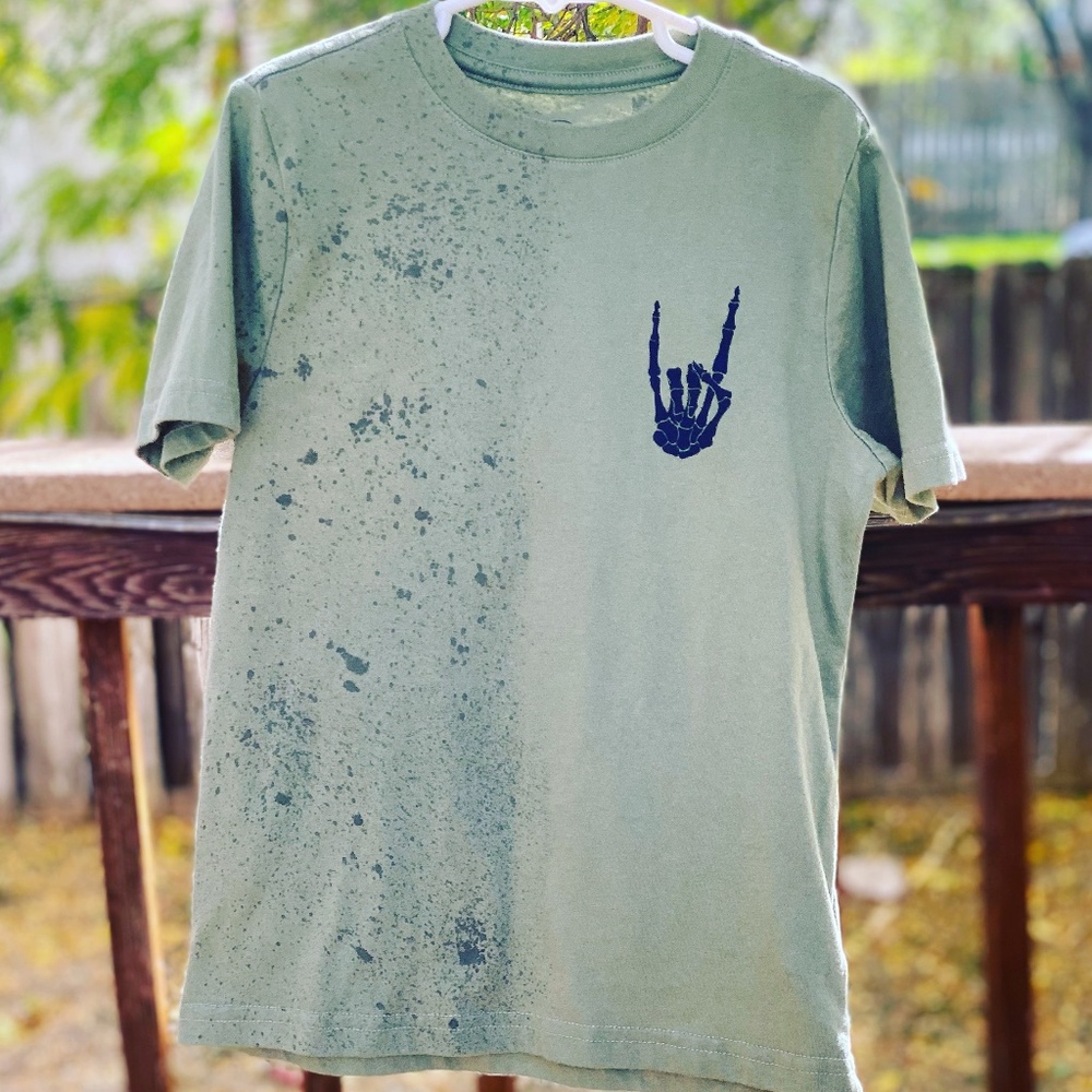 Rock on / devil horns half splatter shirt